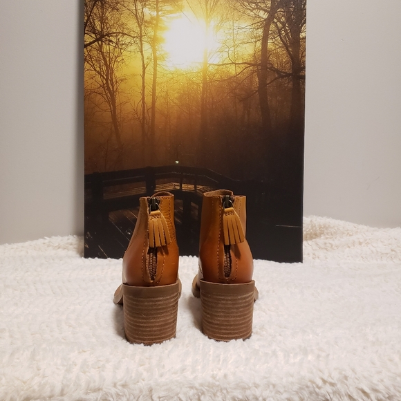 Kelsi Dagger Tan Shoes - Picture 3 of 4